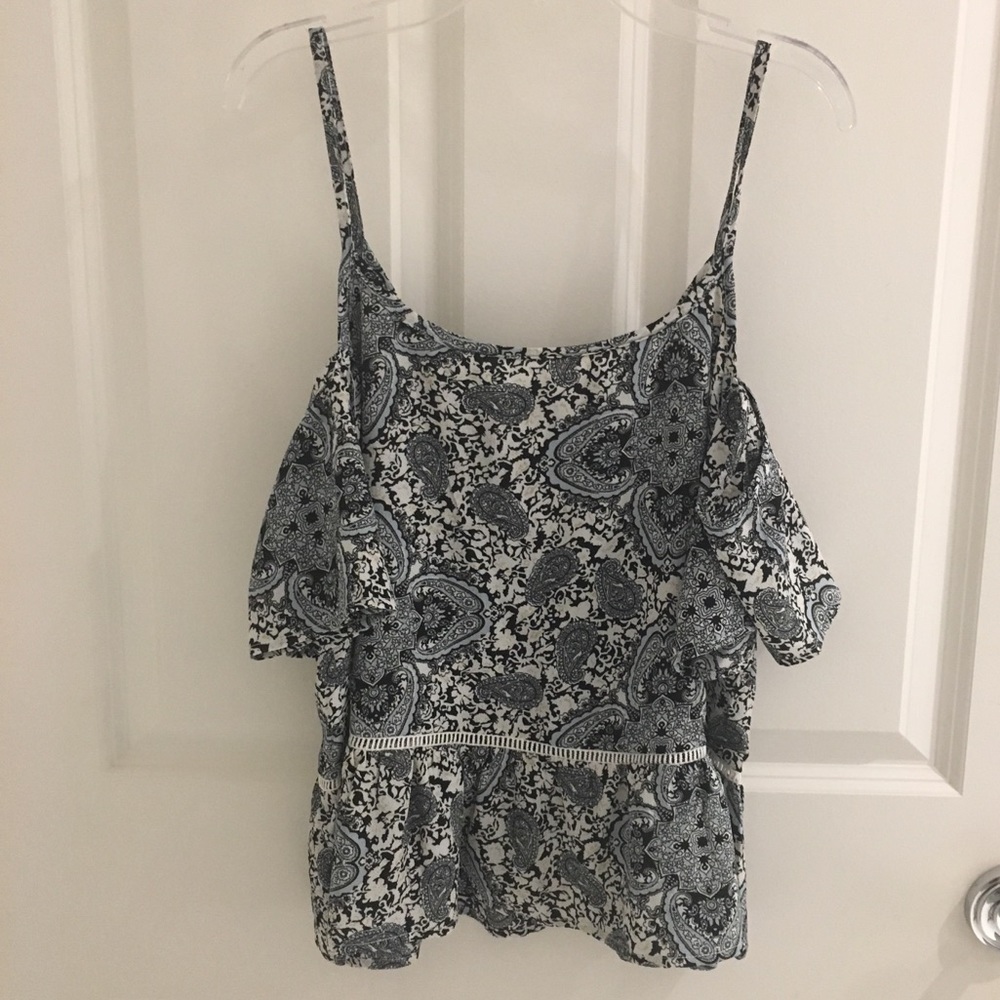 Open shoulder designed tank-top.